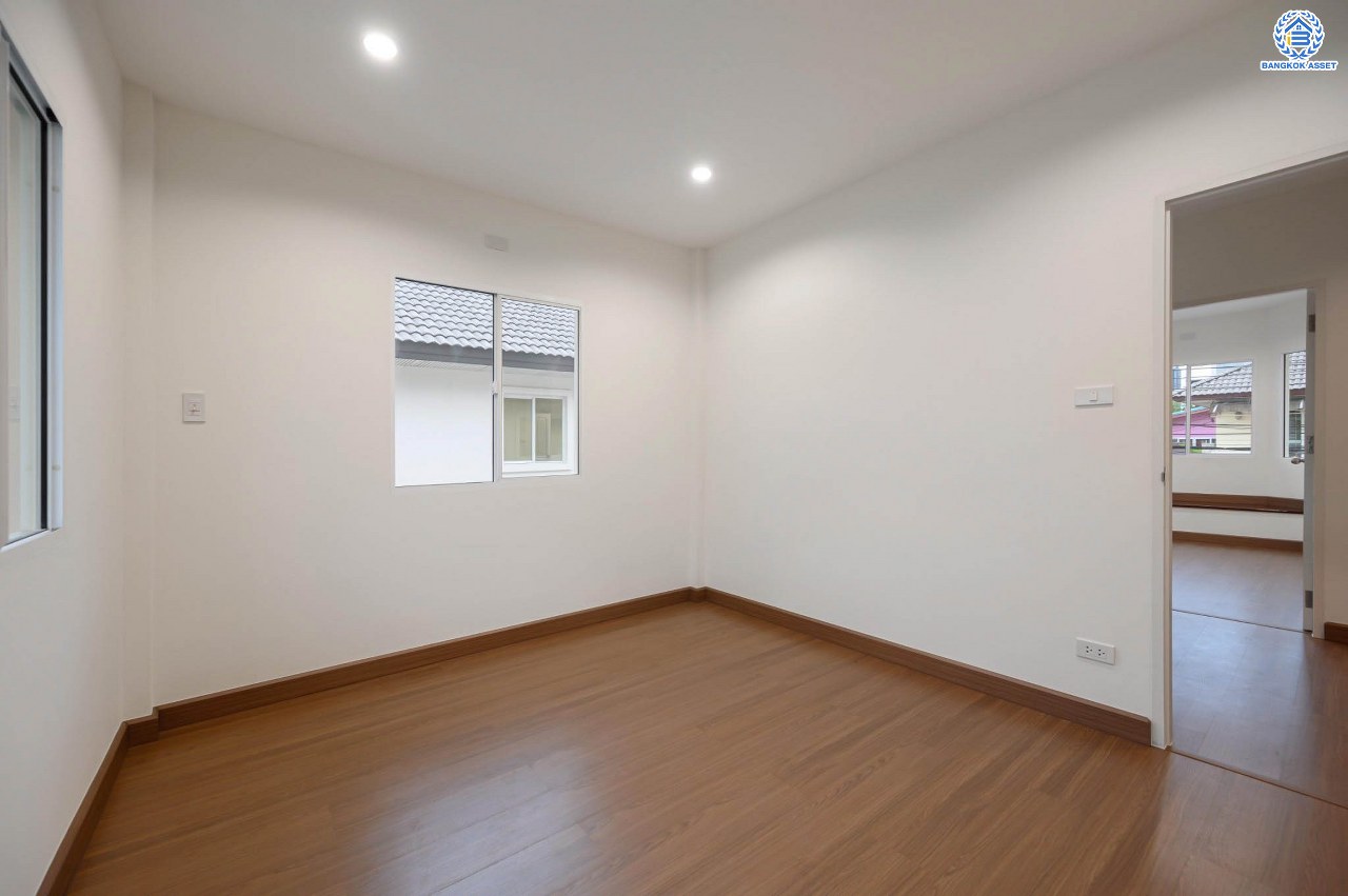 บ้านมือสองตกแต่งใหม่ โครงการ ชวนชื่นโมดัส แจ้งวัฒนะ เนื้อที่ 51.6 ตร.ว. ฟังก์ชัน 3 ห้องนอน 3 ห้องน้ำ จอดรถได้ 2 คัน รองรับทุกการอยู่อาศัย บนทำเลเดินทางเข้า-ออกเมืองสะดวก เชื่อมต่อถนนเลี่ยงเมืองปากเกร็ด, ถนนแจ้งวัฒนะ, ถนนติวานนท์ ใกล้รถไฟฟ้าสายสีชมพู "สถานีเลี่ยงเมืองปากเกร็ด" ทางด่วน "แจ้งวัฒนะ" และเซ็นทรัล แจ้งวัฒนะ